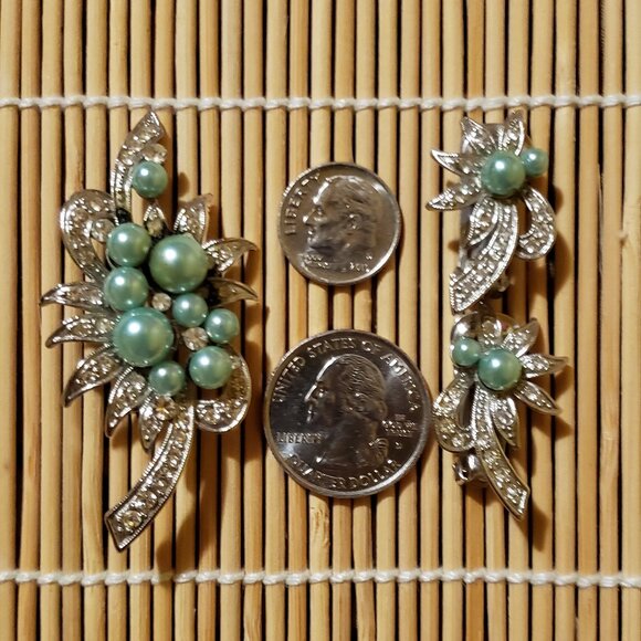 Floral Brooch With Matching Clip Earrings. - Picture 1 of 2